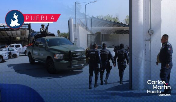 Autoridades federales detienen a tres policías municipales en Puebla