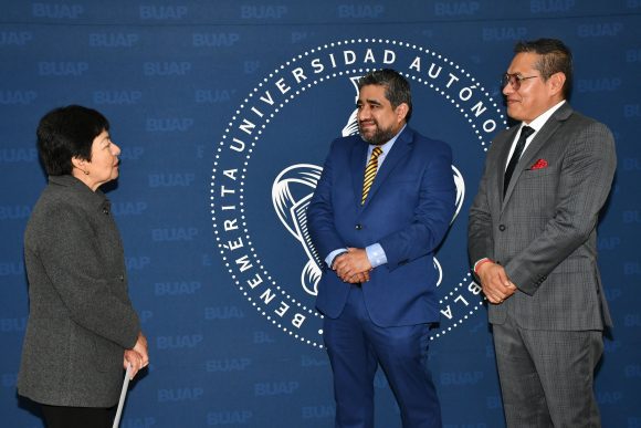 Rectora Lilia Cedillo Ramírez toma protesta a nuevos funcionarios en la BUAP
