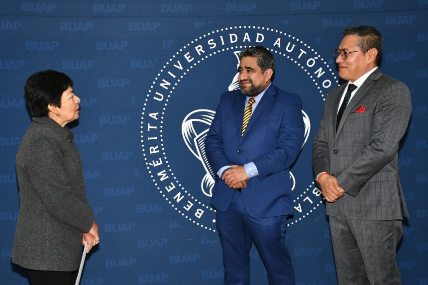 Rectora Lilia Cedillo Ramírez toma protesta a nuevos funcionarios en la BUAP