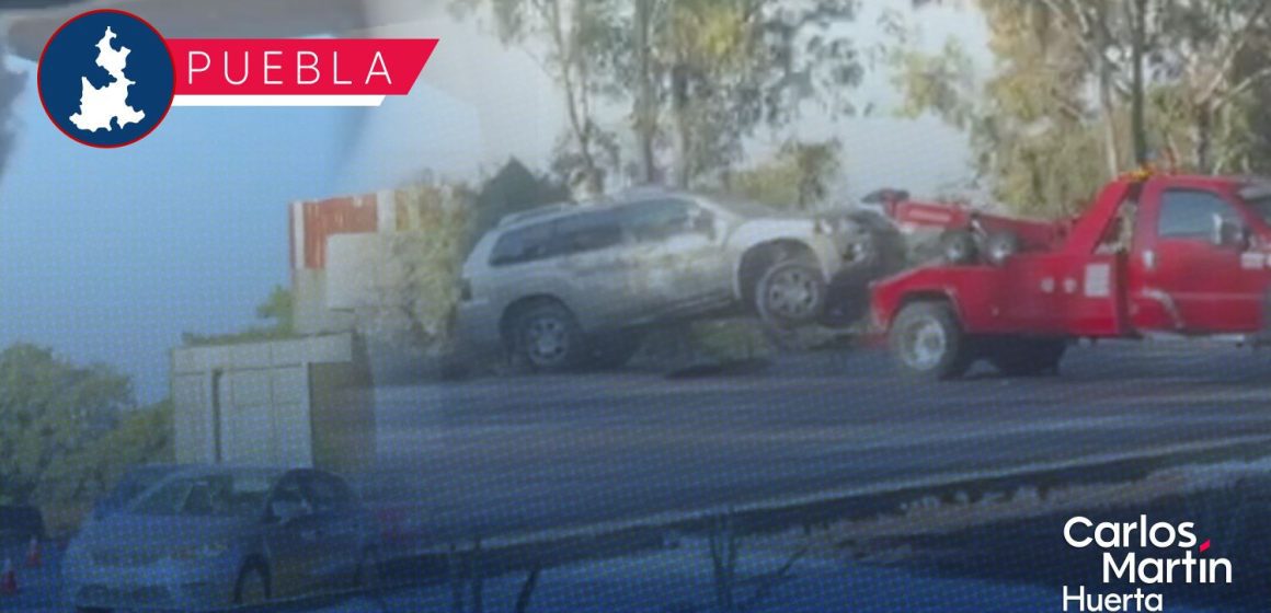 Camioneta termina volcada sobre la autopista México-Puebla; conductor huyó