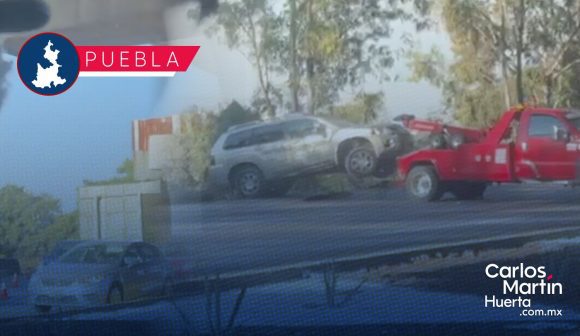 Camioneta termina volcada sobre la autopista México-Puebla; conductor huyó