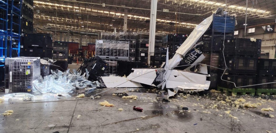 Avioneta se desploma sobre nave industrial en Ramos Arizpe