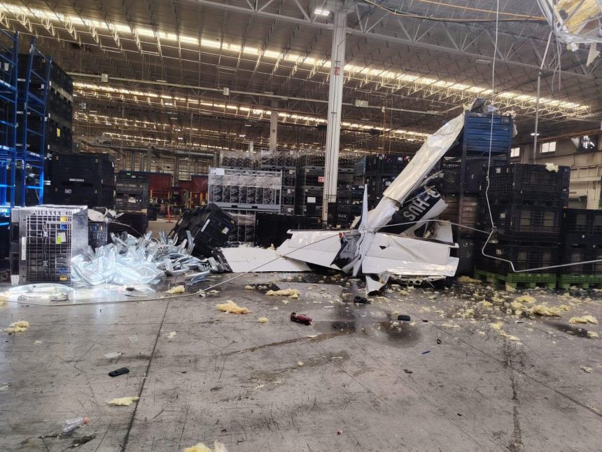 Avioneta se desploma sobre nave industrial en Ramos Arizpe