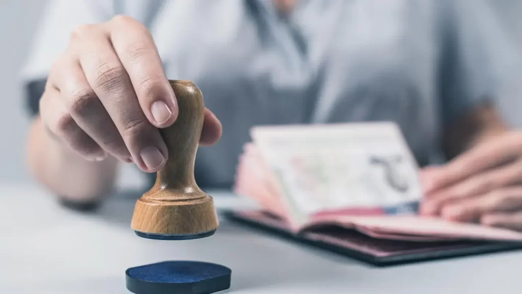 Estados Unidos suspende la emisión de visas para 75 países