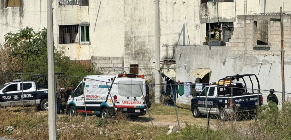 Hombre ataca a balazos a policías en Santiago Momoxpan y termina herido