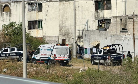 Hombre ataca a balazos a policías en Santiago Momoxpan y termina herido