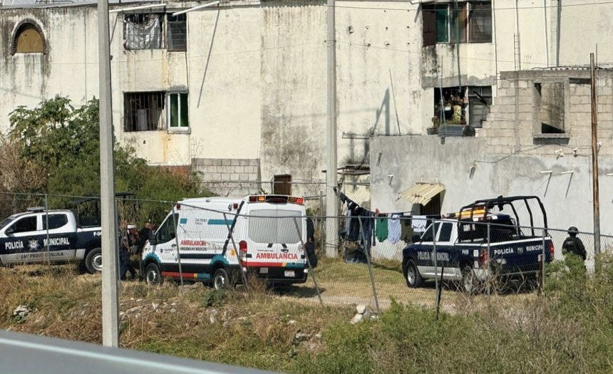 Hombre ataca a balazos a policías en Santiago Momoxpan y termina herido