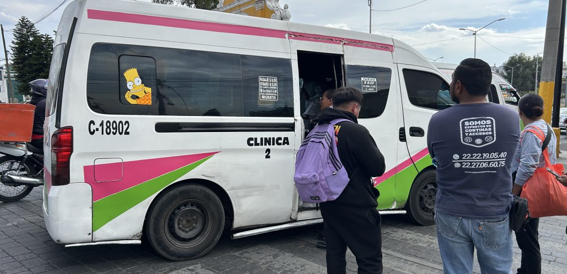 Choque entre dos rutas de transporte público en la Calzada Ignacio Zaragoza deja ocho lesionados