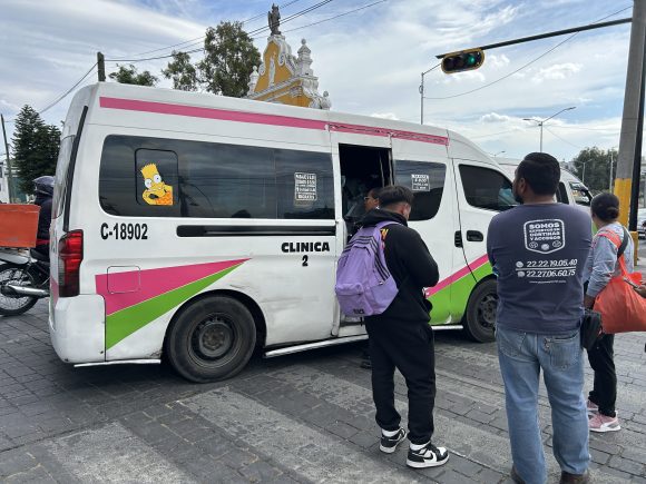 Choque entre dos rutas de transporte público en la Calzada Ignacio Zaragoza deja ocho lesionados