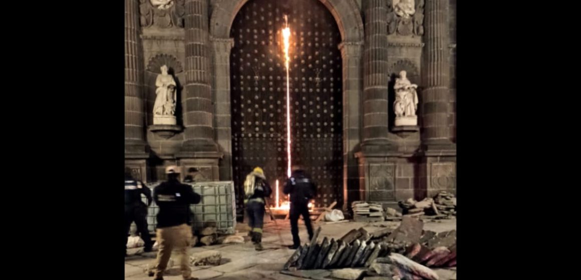 Sofocan incendio en portón norte de la Catedral de Puebla; autoridades investigan las causas