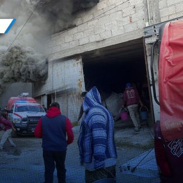 Incendio taller de salas Amozoc Incendio en taller de salas de Amozoc moviliza a cuerpos de emergencia