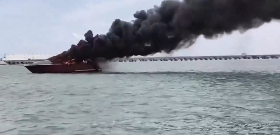 Yate se incendia en puerto Progreso, Yucatán
