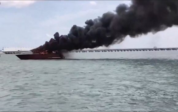 Incendio yate Yucatán Yate se incendia en puerto Progreso, Yucatán