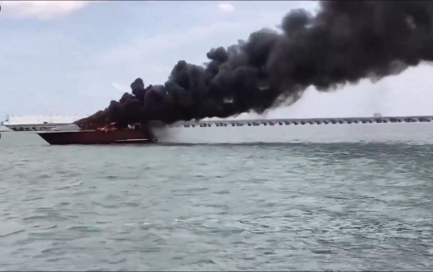 Yate se incendia en puerto Progreso, Yucatán