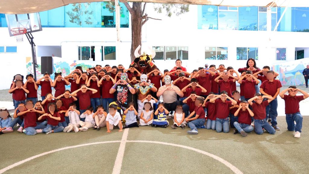 Luchadores poblanos llevan alegría a niñas, niños y jóvenes del SEDIF