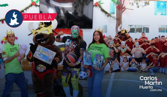 Luchadores poblanos llevan alegría a niñas, niños y jóvenes del SEDIF