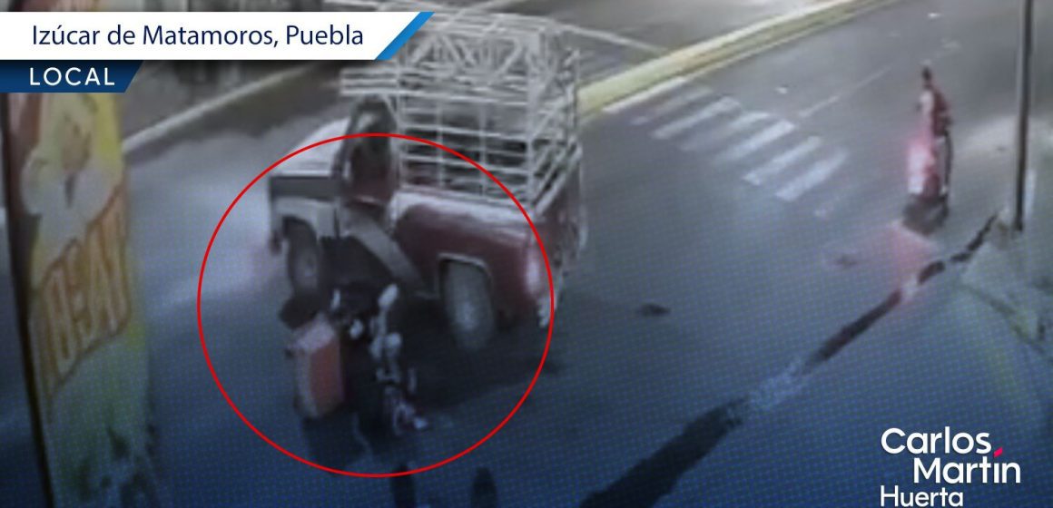Repartidor de pizzas se impacta contra camioneta en Izúcar de Matamoros
