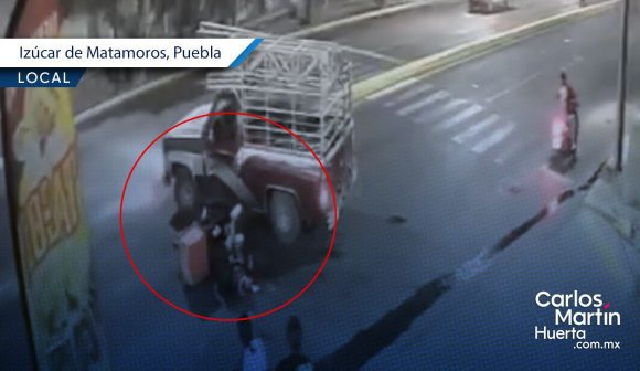 Repartidor de pizzas se impacta contra camioneta en Izúcar de Matamoros