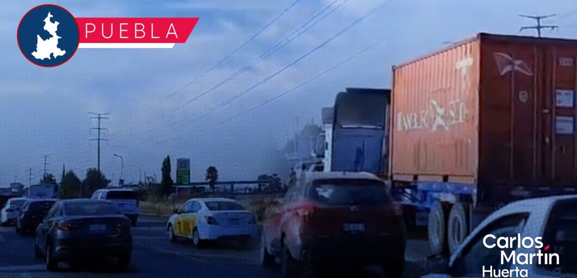 Mujer y dos menores derrapan motocicleta en Periférico Ecológico; generan caos vial