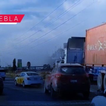 Mujer y dos menores derrapan motocicleta en Periférico Ecológico; generan caos vial