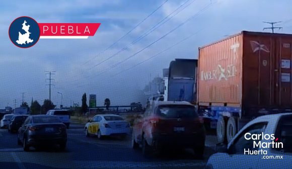 Mujer y dos menores derrapan motocicleta en Periférico Ecológico; generan caos vial