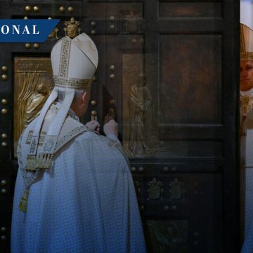 Papa León XIV cierra la Puerta Santa marcando la clausura del Jubileo