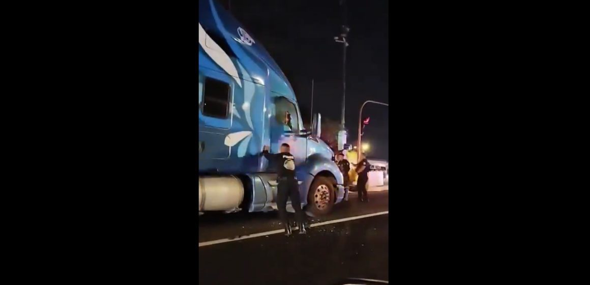Tráiler desata balacera y embiste vehículos en la México-Texcoco