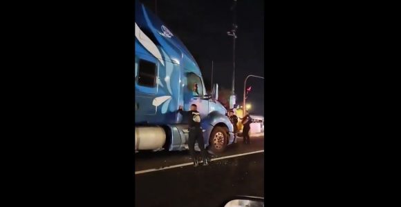 Tráiler desata balacera y embiste vehículos en la México-Texcoco