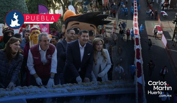 Portada Puebla hace historia con la Rosca de Reyes más grande del mundo y rompe Récord Guinness CMH Puebla hace historia con la Rosca de Reyes más grande del mundo y rompe Récord Guinness
