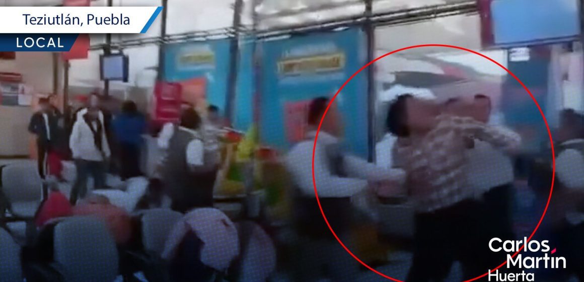 Se desata riña en terminal de autobuses de Teziutlán; choferes y pasajeros protagonizan pelea