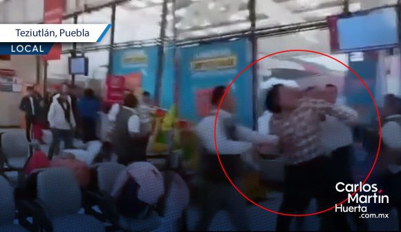 Se desata riña en terminal de autobuses de Teziutlán; choferes y pasajeros protagonizan pelea