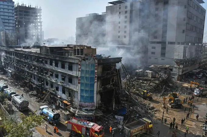 Suman al menos 67 fallecidos tras incendio en centro comercial de Pakistán