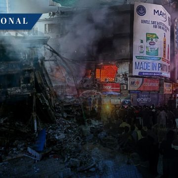 Suman al menos 67 fallecidos tras incendio en centro comercial de Pakistán