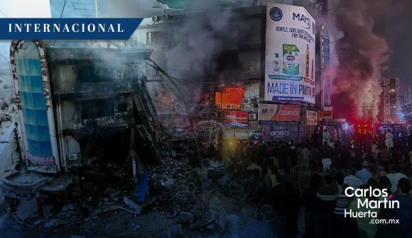Suman al menos 67 fallecidos tras incendio en centro comercial de Pakistán