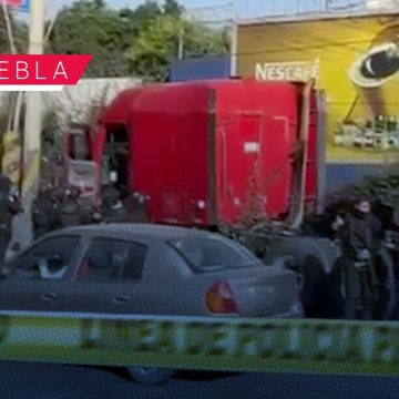 Tras persecución, aseguran tráiler con reporte de robo en la autopista México-Puebla; hay un detenido