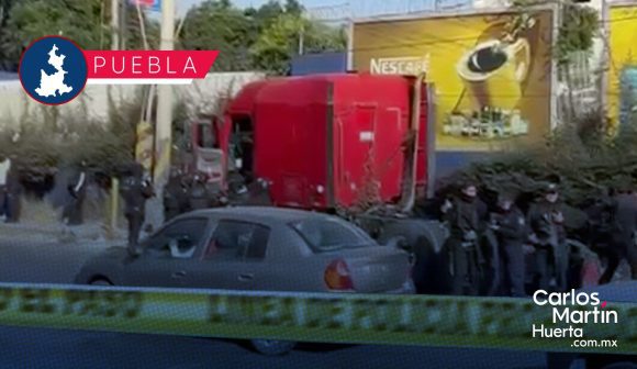 Tras persecución, aseguran tráiler con reporte de robo en la autopista México-Puebla; hay un detenido