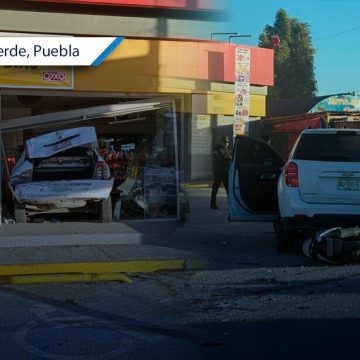 Vehículo termina incrustado en Oxxo tras fuerte accidente en la carretera Texmelucan-El Verde
