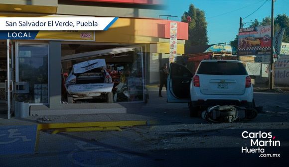 Vehículo termina incrustado en Oxxo tras fuerte accidente en la carretera Texmelucan-El Verde