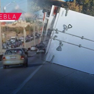 Volcadura de camioneta de carga deja un herido y caos vial en Periférico Ecológico