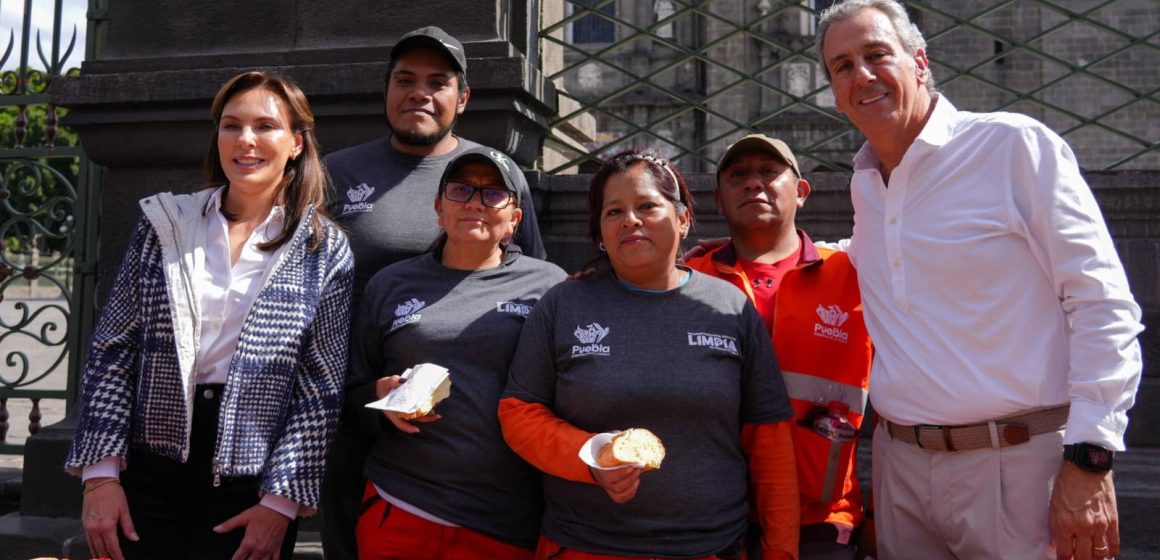 Comparten Pepe Chedraui y MariElise rosca de Reyes con poblanas y poblanos