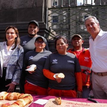 Comparten Pepe Chedraui y MariElise rosca de Reyes con poblanas y poblanos