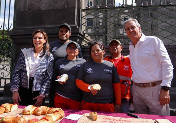 Comparten Pepe Chedraui y MariElise rosca de Reyes con poblanas y poblanos