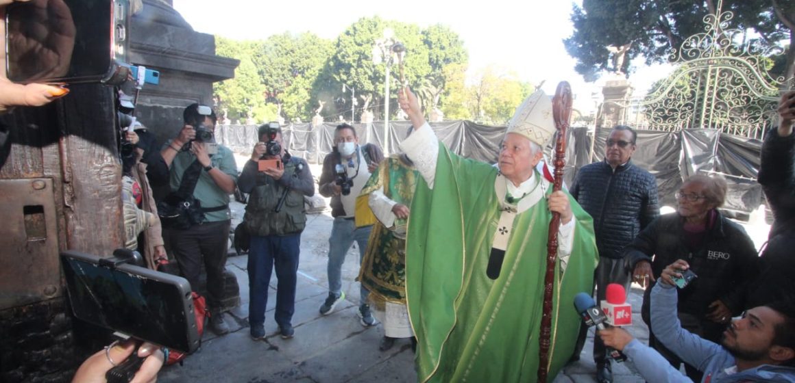 WhatsApp Image 2026-01-25 at 10.36.18 AM Arzobispo de Puebla encabeza acto de desagravio tras incendio en puerta de la Catedral