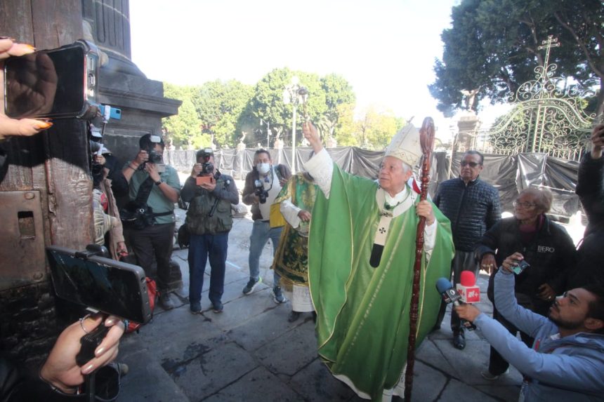 Arzobispo de Puebla encabeza acto de desagravio tras incendio en puerta de la Catedral