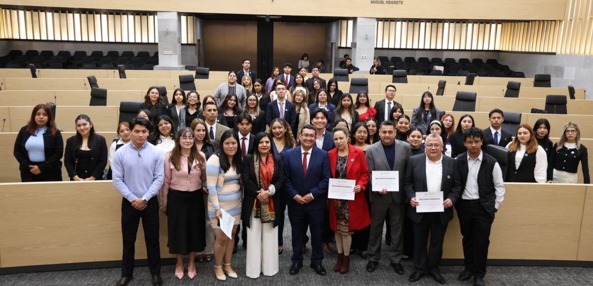 Recibe diputado Pavel Gaspar a estudiantes de la BUAP que participaron en el programa “Diputado por un Día”