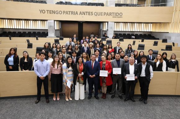 Recibe diputado Pavel Gaspar a estudiantes de la BUAP que participaron en el programa “Diputado por un Día”