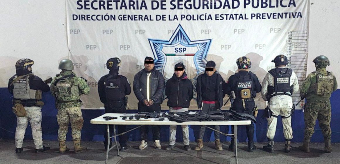 Detienen fuerzas de seguridad a tres masculinos en posesión de armas largas