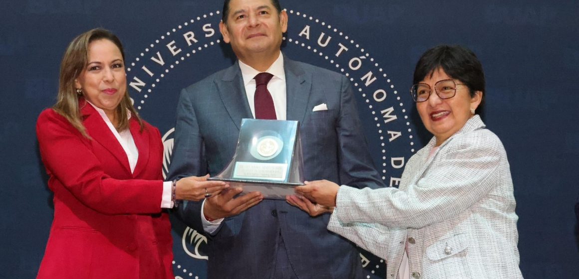 BUAP y Gobierno de Puebla estrechan lazos: Reconocimiento al Gobernador y apertura de servicio social