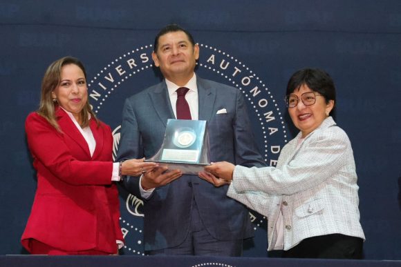 BUAP y Gobierno de Puebla estrechan lazos: Reconocimiento al Gobernador y apertura de servicio social