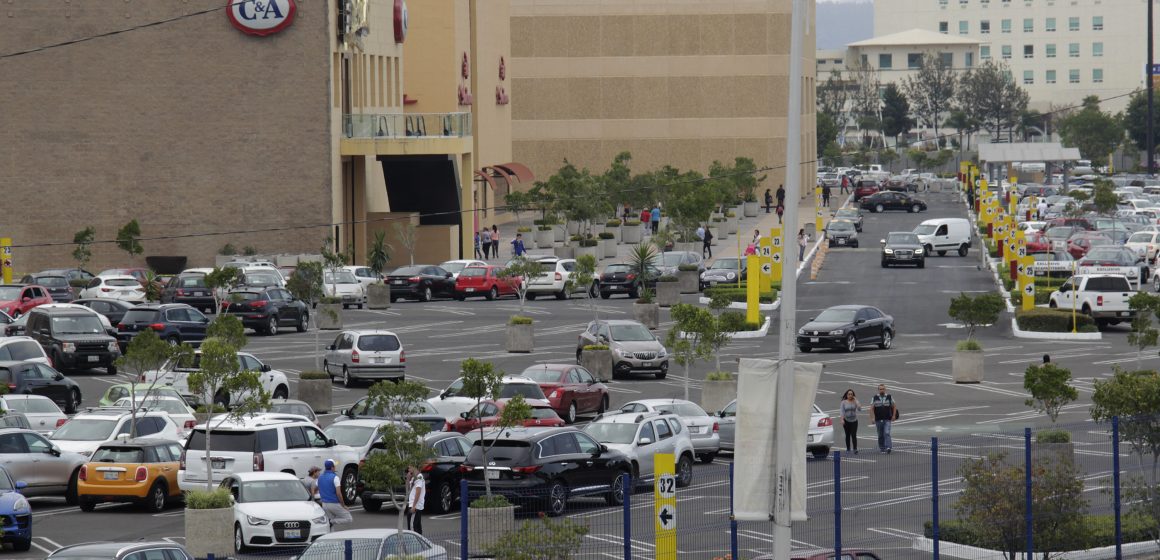 VISITAN LAS PERSONAS PLAZAS COMERCIALES ¿Estacionamiento gratis en Puebla? Proponen 2 horas de cortesía en centros comerciales